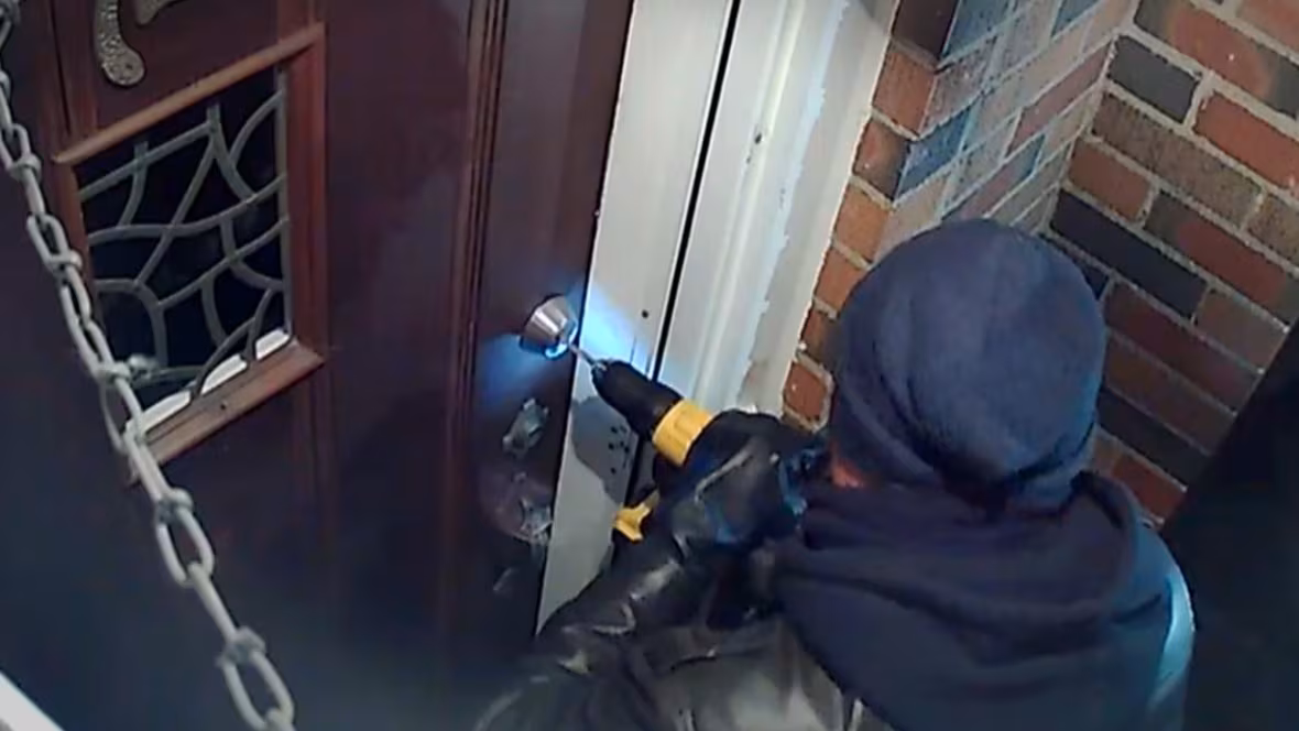 Arnaque en serrurerie lors d’un dépannage à domicile, représentant un faux serrurier aux pratiques abusives.